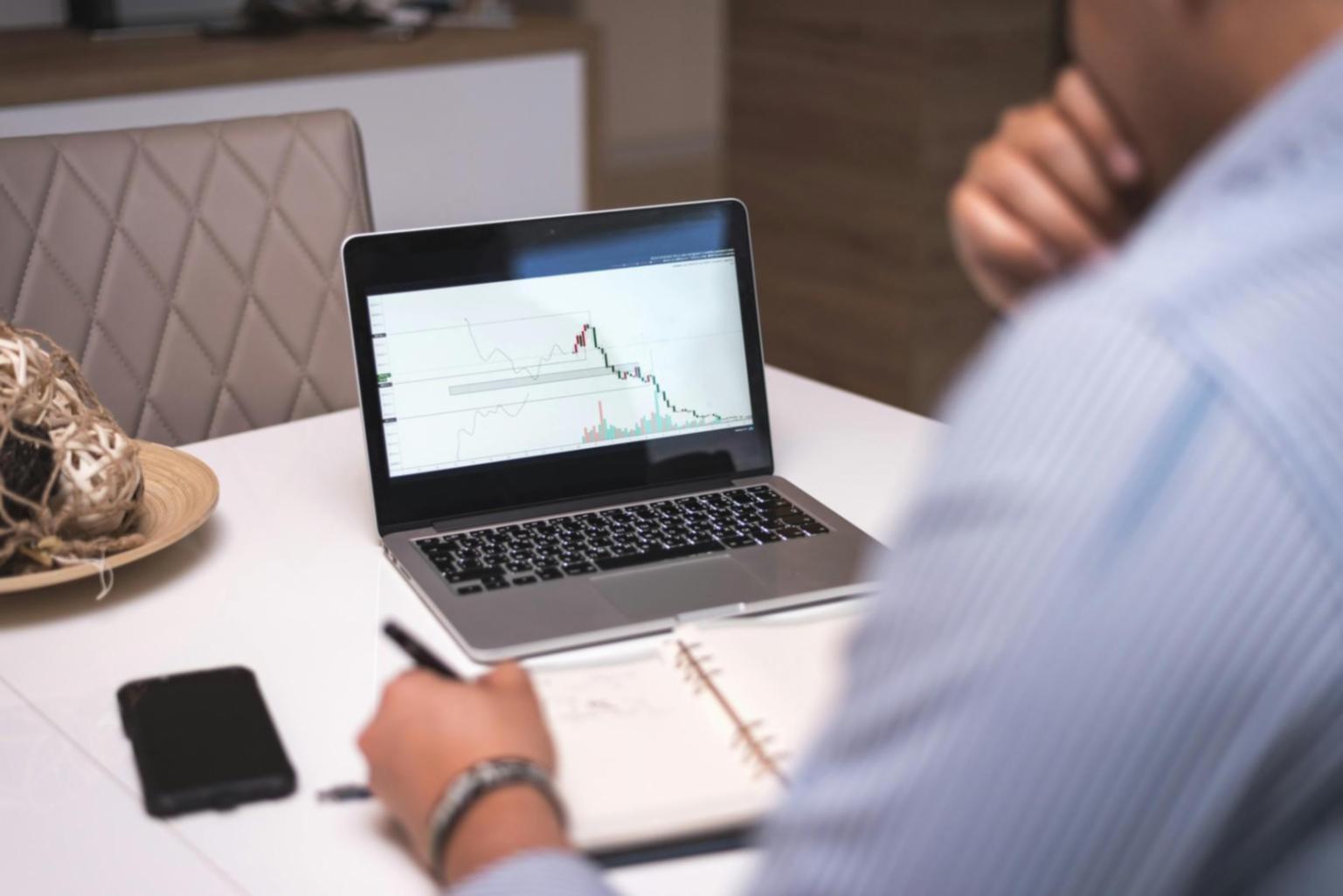 Team di specialisti in ottimizzazione SEO durante una sessione di analisi