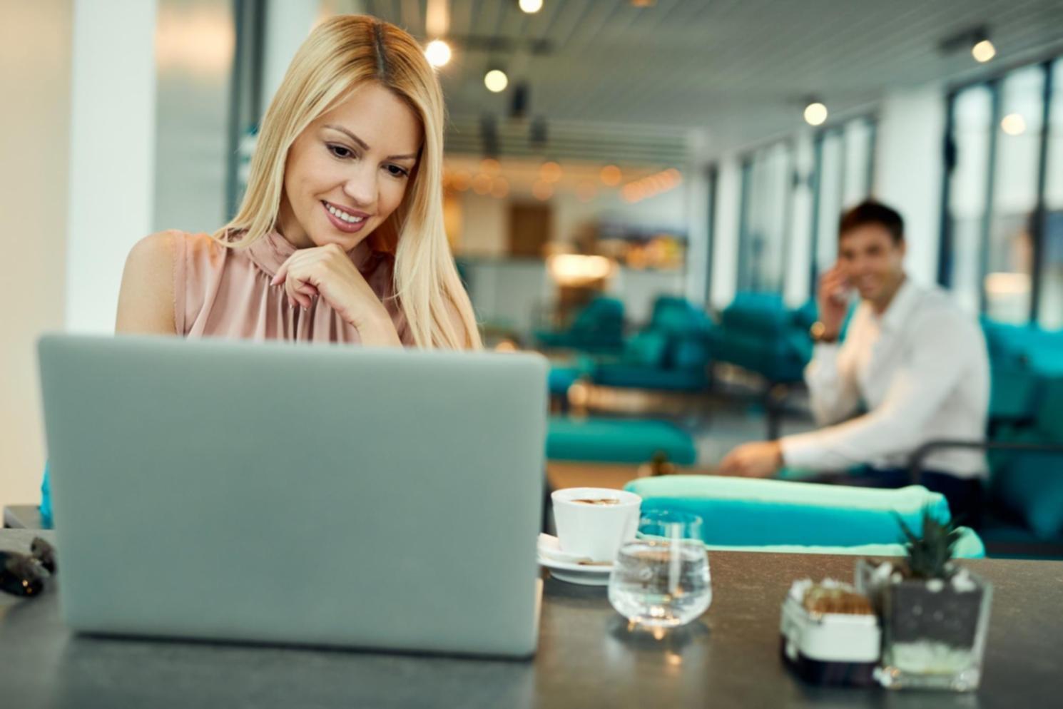 Studente che applica metodologie di studio avanzate per programmazione